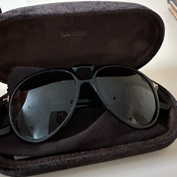 Tom Ford Sunglasses. Great condition, barely used. - Picture 4 of 7